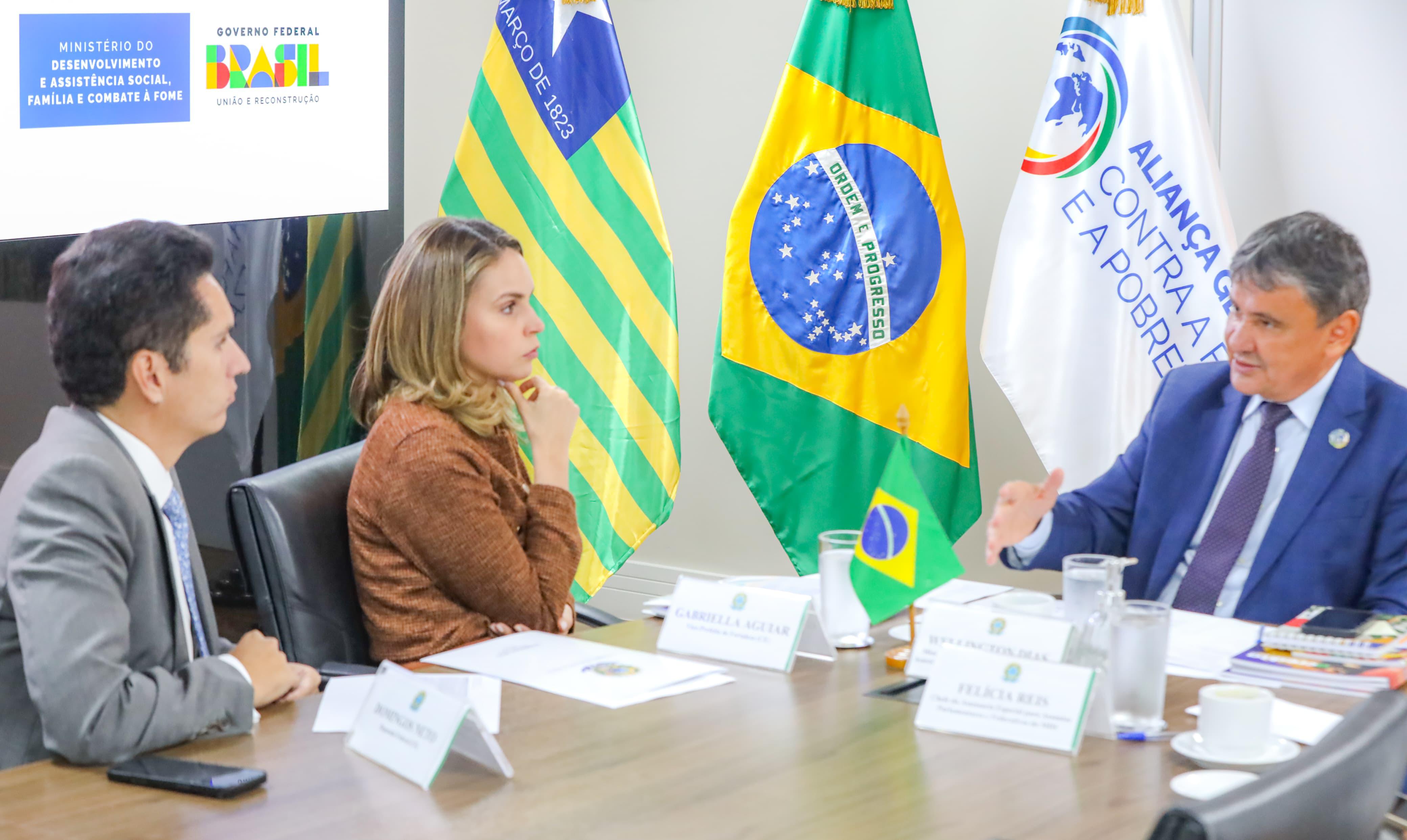grupos pessoas em uma mesa de reunião